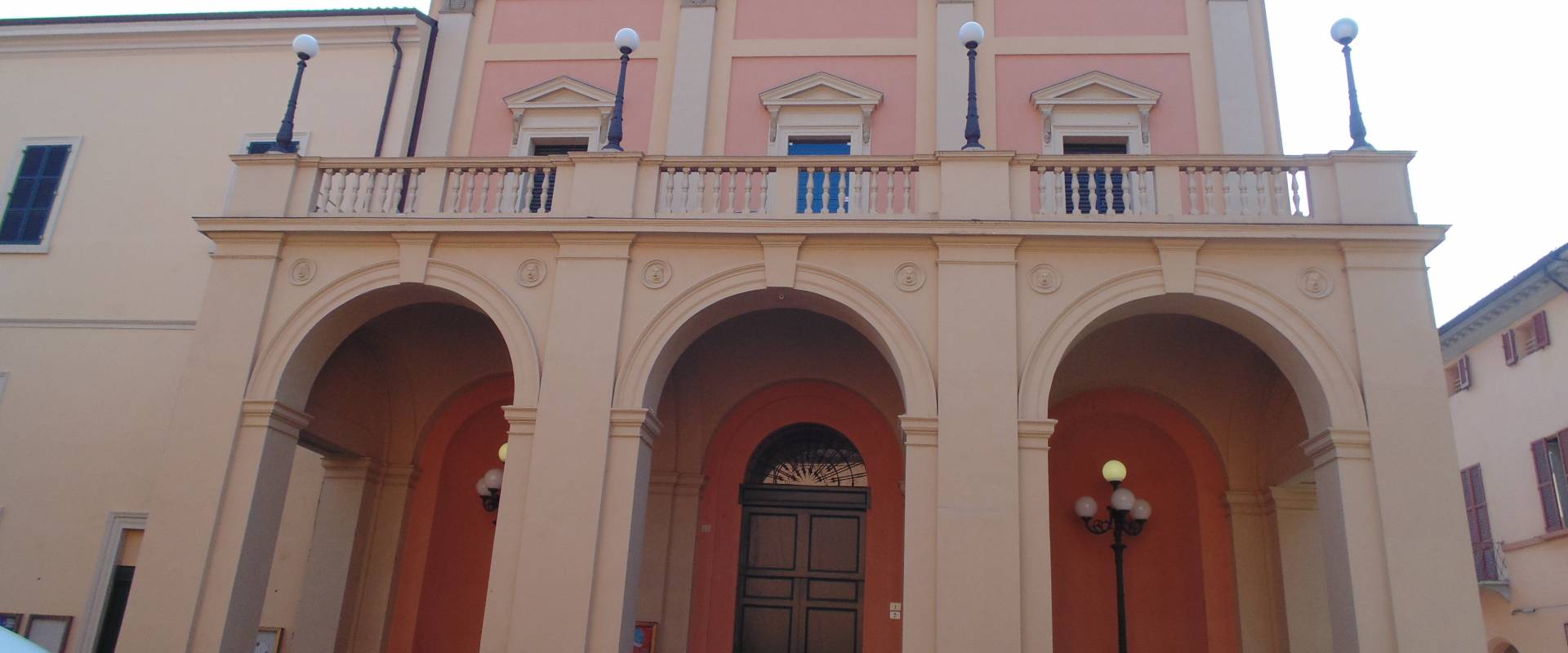 Teatro Comunale (facciata ingresso) foto di Maurolattuga
